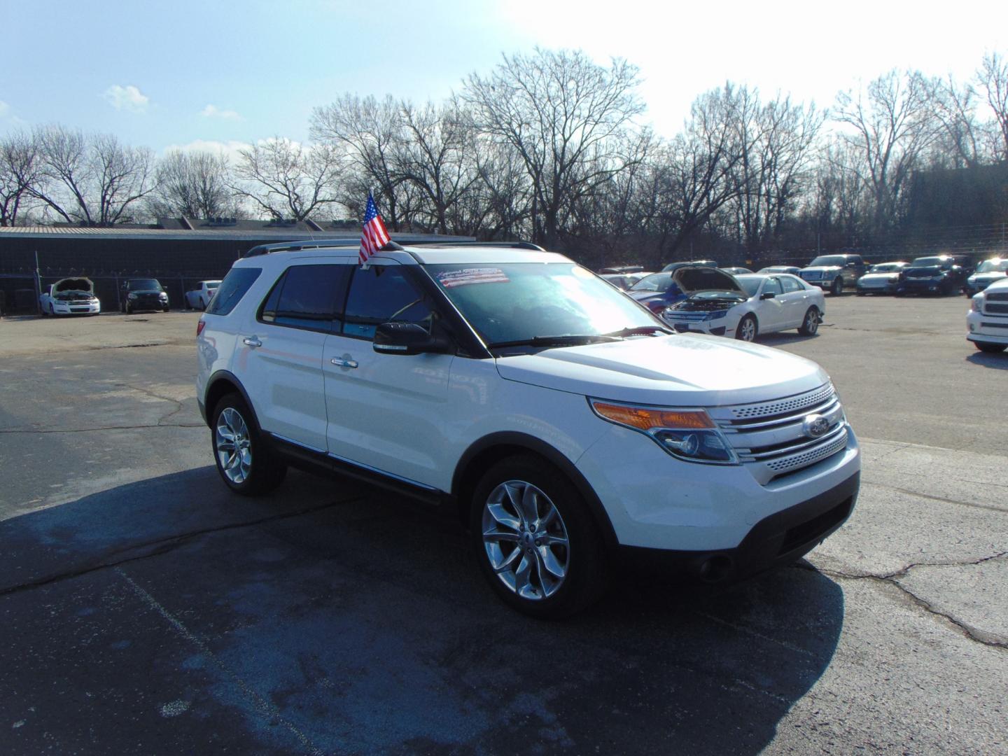 2013 White Ford Explorer (1FM5K7D8XDG) with an V6 3.5 Liter engine, Auto, 6-Spd w/SelShft transmission, located at 2105 Dixie Hwy, Louisville, KY, 40210, (502) 772-3333, 38.220932, -85.795441 - Photo#4